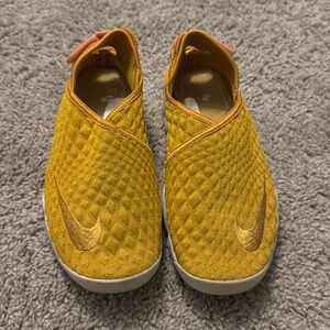 2017
Wmns Rift Wrap SE 'Gold Dart'